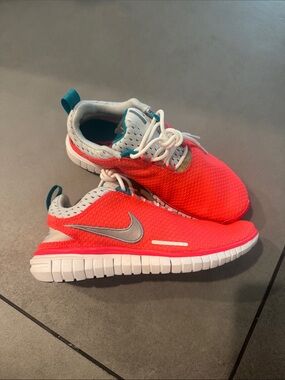 WOMENS NIKE FREE RUN SIZE 5.5